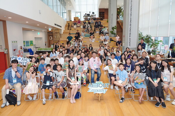 17일 서울 신촌 에피소드 라운지에서 진행된 토크콘서트 'About Empathy'에서 카이스트 정재승 교수(세번째 줄 왼쪽 여섯번째)가 초중고 교사, 학생 및 학부모, 풀무원재단 및 프로젝트플래닛 관계자들과 함께 기념촬영을 하고 있다.