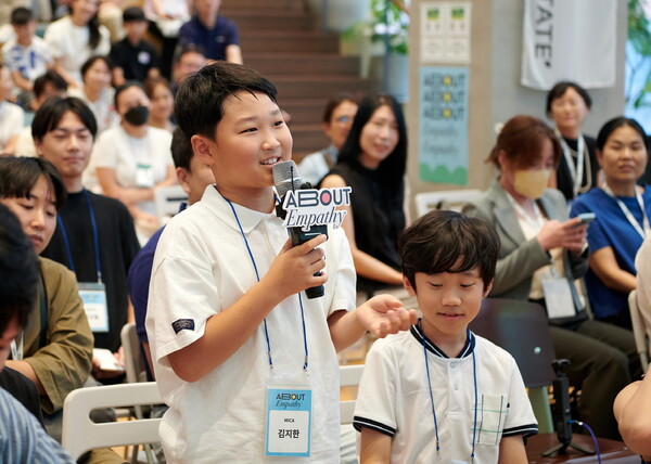 풀무원재단이 17일 서울 신촌 에피소드 라운지에서 개최한 토크콘서트 'About Empathy'에서 강연을 들은 어린이가 카이스트 정재승 교수에게 질의하고 있다.