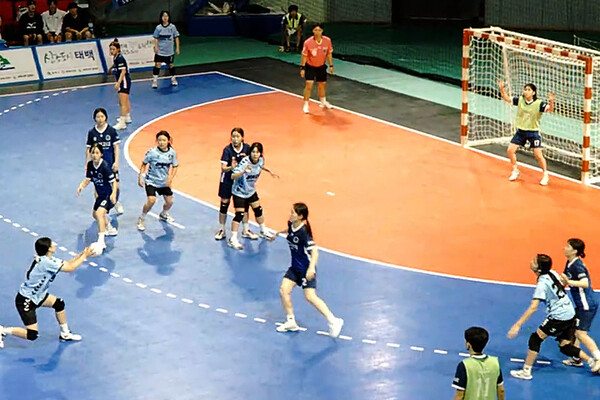 사진 2024 전국대학핸드볼 통합선수권대회 여자2부 결승 경인교대와 부산교대 경기 모습, 사진 제공=대한핸드볼협회