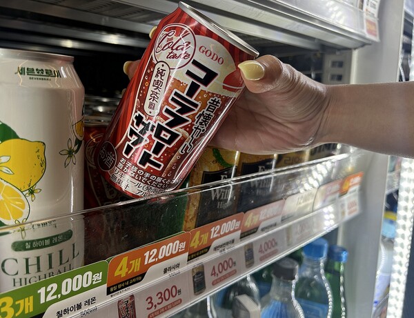 이마트24 매장에서 고객이 _콜라사와_를 구입하고 있는 모습 / 사진=이마트24