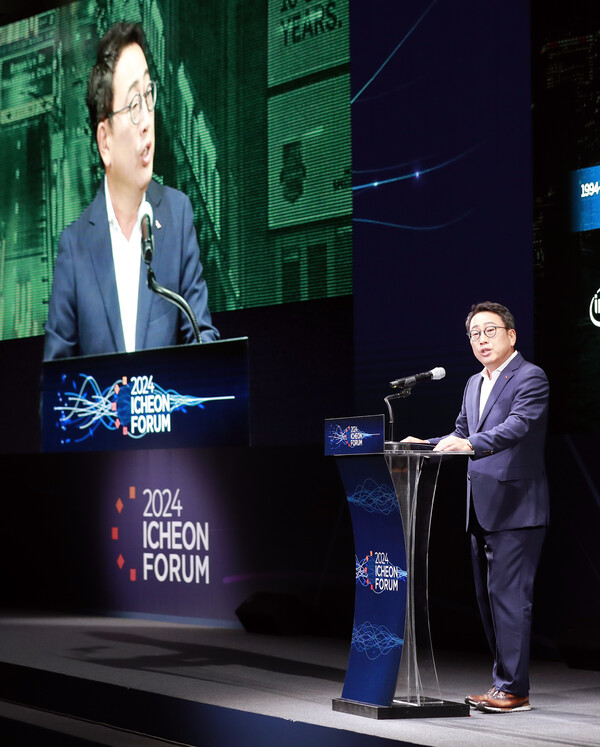 유영상 SK텔레콤 사장이 19일 개막한 2024 이천포럼에서 오프닝 스피치를 하고있다. 사진=SK그룹