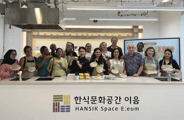 bhc 치킨, 한식진흥원과 외국인 대상 쿠킹 클래스 진행 / 사진=BHC