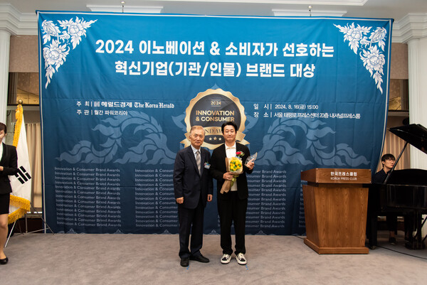 버튼이 이노베이션 & 소비자가 선호하는 혁신기업·브랜드 대상을 수상했다. 