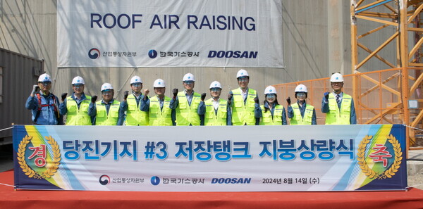 당진LNG생산기지 지붕상량식 기념사진(왼쪽에서 여섯번째 강진구 가스공사 상임감사위원) / 사진=한국가스공사