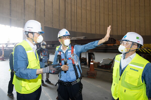 한국가스공사는 8월 14일, 당진LNG생산기지에서 27만㎘ LNG 저장탱크 4기의 지붕 상량을 성공적으로 완료했다 / 사진=한국가스공사