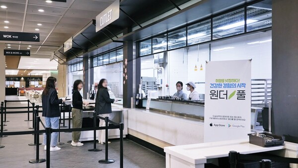 풀무원푸드앤컬처가 운영하는 위탁급식 사업장에서 고객들이 식사를 하기 위해 줄을 서 있다. / 사진=풀무원