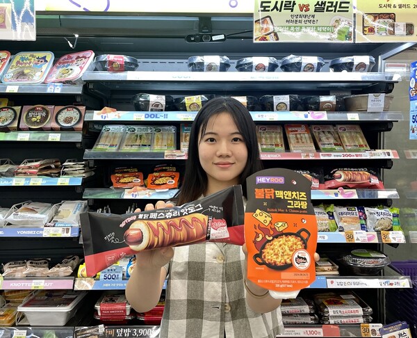 CU가 ‘이열치열’ 메뉴를 찾는 소비자들을 공략해 불닭 소스를 활용한 냉장간편식 2종을 출시한다. 사진=BGF리테일