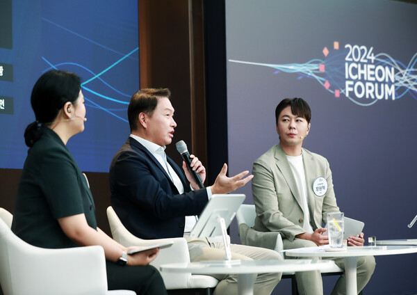 최태원 SK 그룹 회장(가운데)이 21일 '이천포럼2024' 마무리 세션에서 구성원들과 질의응답을 하고 있다. 사진=SK그룹