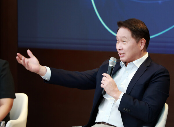 최태원 SK 그룹 회장이 21일 '이천포럼2024' 마무리 세션에서 발언하고 있다. 사진=SK그룹