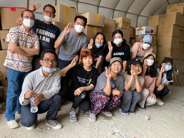  LG생활건강과 일본 유니참 그룹의 합작회사인 엘지유니참㈜ (대표 김성원)은 내전으 로 생활에 어려움을 겪고 있는 미얀마 여성들을 위해 쏘피(SOFY) 생리대 10만장을 기부한다고 22일 밝혔다. 사진= 엘지유니참