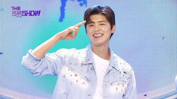 지난 19일 방송된 SBS FiL ‘더트롯쇼’에서는 박지현 ‘그대가 웃으면 좋아’, 송가인 ‘비 내리는 금강산’, 정윤정 ‘바람처럼 하늘처럼...’ 등이 8월 셋째주 1위 후보에 올랐다. 실시간 투표를 합산한 최종 결과 박지현 ‘그대가 웃으면 좋아’가 총점 8714점으로 1위를 기록했다.  사진= SBS FiL ‘더트롯쇼’ 영상캡처