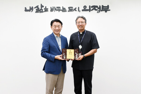 김동근 시장이 8월 21일 가톨릭대학교 의정부성모병원에서 퇴임하는 김희철 행정부원장에게 감사패를 수여한 뒤 함께 기념사진을 찍고 있다. 사진= 의정부시