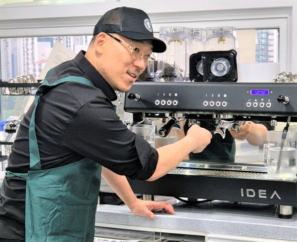 사진=오두환 오케팅홀딩스 의장이 탭플레이커피 본사 R&D실 개시를 준비하고 있다.