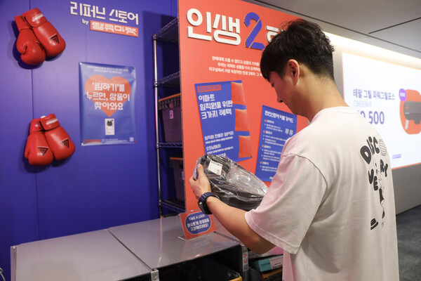 이마트 본사 리퍼브 팝업 스토어에서 상품을 고르는 임직원의 모습. 사진= 이마트 