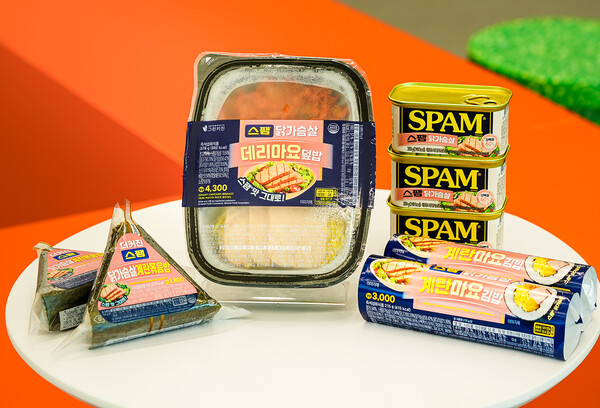 세븐일레븐이 다이어트의 계절인 여름을 맞아 스팸 닭가슴살 콜라보 간편식 3종을 선보이며 젊은 MZ 편도족 공략에 나섰다. 사진= 세븐일레븐