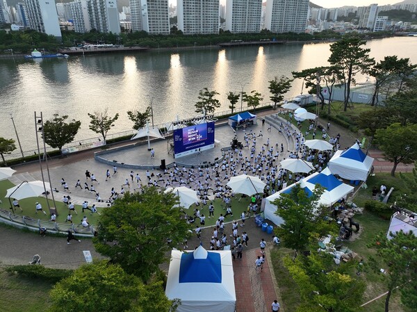 「2024 부산나이트워크42K with dsec」은 운동과 역동적인 트렌드를 즐기는 젊은 층의 높은 관심 속에 이미 티켓이 매진됐다. 