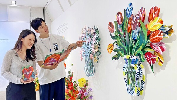 ‘갤러리아 아트위크’를 찾은 고객들이 갤러리아명품관에 전시된 ‘데이비드 걸스타인’의 작품을 관람하고 있다. 사진= 갤러리아 백화점