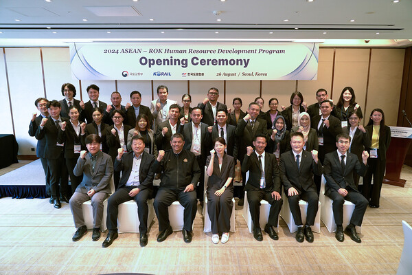 26일 오후 서울 웨스틴조선호텔에서 열린 아세안 교통공무원 초청연수 입교식에 코레일과 국토교통부, 한국도로협회 관계자들이 참석했다. / 사진=코레일