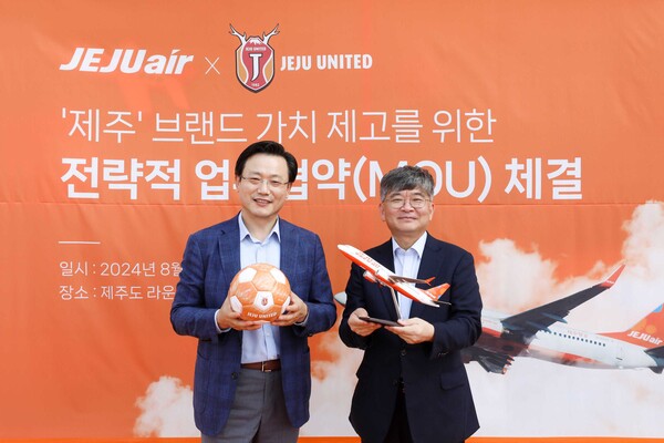 김이배 제주항공 대표이사(사진 왼쪽)와 구창용 제주유나이티드 대표이사(사진 오른쪽)가 8월26일 제주시에 위치한 제주항공 ‘LOUNGE J’에서 업무 협약을 체결하고 있다. / 사진=제주항공