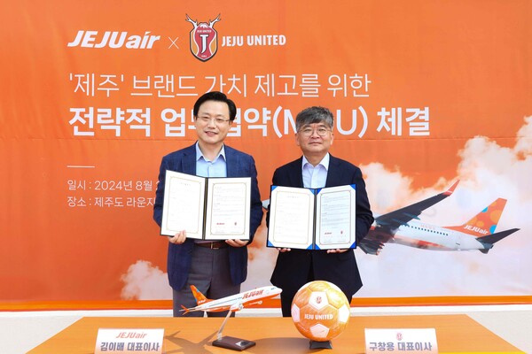김이배 제주항공 대표이사(사진 왼쪽)와 구창용 제주유나이티드 대표이사(사진 오른쪽)가 8월26일 제주시에 위치한 제주항공 ‘LOUNGE J’에서 업무 협약을 체결하고 있다. / 사진=제주항공