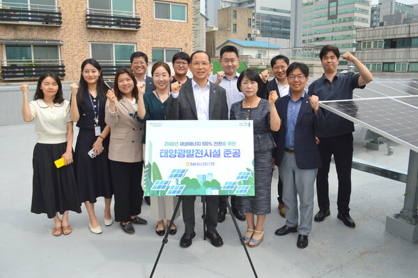 26일 농협은행 의정부시지부에서 열린 태양광 발전시설 준공행사에서 농협은행 박병규 수석부행장(가운데) 및 임직원들이 기념촬영을 하고 있다. 사진=NH농협은행