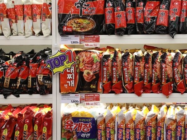 농심이 CU 편의점과 협력해 ‘CU 라면 라이브러리’ 판매 1위 제품 ‘보글보글 부대찌개면’을 28일부터 전국 CU 편의점에 재입점한다고 27일 밝혔다. 서진= 농심