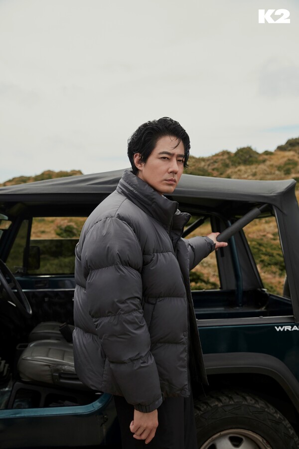 류승완 감독의 차기작 '휴민트'에서 국정원 소속 요원으로 출연하는 조인성이 올 가을 겨울 아웃도어 화보를 공개했다. 사진= K2