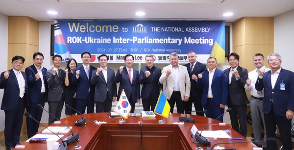 우크라이나 의원들과 단체사진 / 사진=이만희 의원실