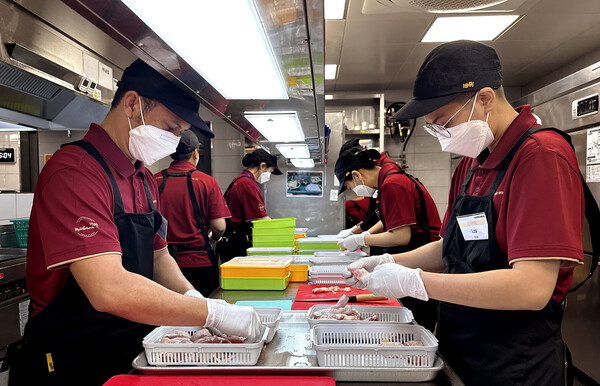 교촌 말레이시아 직원 한국 초청 교육_정구관 조리교육. 사진= 교촌치킨