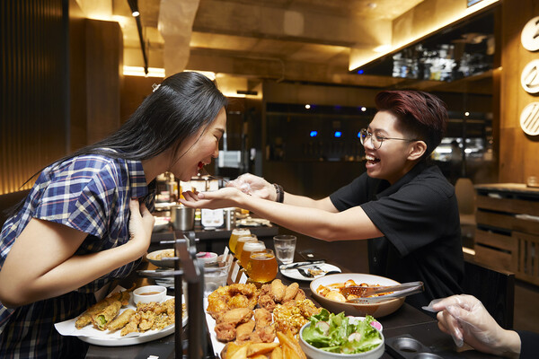 교촌 말레이시아 직원 한국 초청 교육 '교촌필방 체험. 사진=교촌치킨