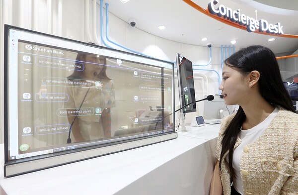 서울시 성동구 소재 신한은행 한양대학교 지점에서 외국인 고객이 ‘Banking for Everyone’ 서비스를 활용해 직원과 상담하고 있는 모습 / 사진=신한은행