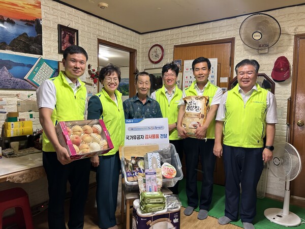 농신보 조은주 상무(왼쪽에서 2번째)와 동행봉사단이 국가유공자 윤박현씨와 기념 촬영을 하고 있다. / 사진=NH농협