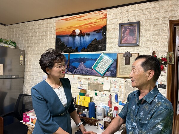 농신보 조은주 상무(왼쪽)가 국가유공자 윤박현씨에게 감사를 전하고 있다. / 사진=NH농협