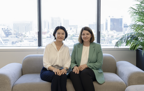 토스뱅크 이은미 대표(왼쪽)와 긴터레이 스케이(Gintarė Skaistė) 리투아니아 재무부 장관이 28일 오후 토스뱅크 본사에서 기념촬영을 하고 있다. 사진=토스뱅크