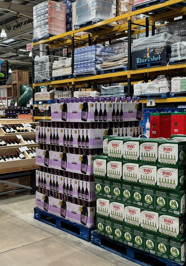 영국 코스트코(Costco) 내 진로(JINRO) 제품 진열 모습.