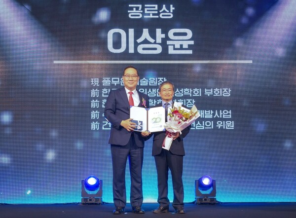 이상윤 풀무원기술원장이 29일 광화문 포시즌스호텔에서 열린 ‘건강기능식품 법 시행 20주년 기념식’에서 건강기능식품 법 제정 및 관련 산업 발전에 기여한 성과를 인정받아 공로상을 받았다. 이상윤 풀무원기술원장(오른쪽)이 정명수 한국건강기능식품협회장(왼쪽)과 함께 기념 촬영을 하고 있다. 사진= 풀무원