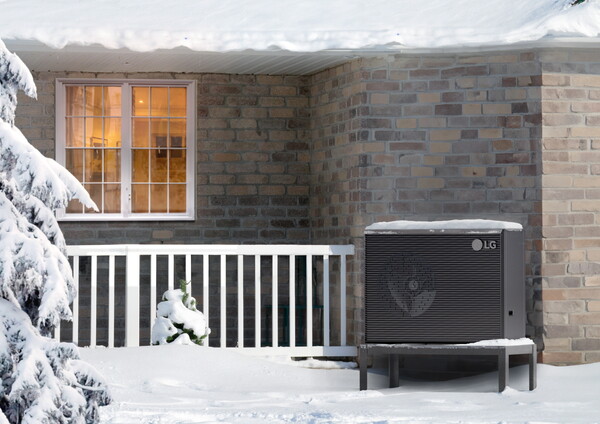LG전자가 북미, 유럽에 이어 아시아에 차세대 히트펌프 핵심 기술 개발을 위한 컨소시엄을 구축하며, HVAC사업 확대를 위한 글로벌 R&D 트라이앵글을 완성했다. LG전자 공기 열원 히트펌프 '써마브이 R290 모노블럭'. / 사진=LG전자