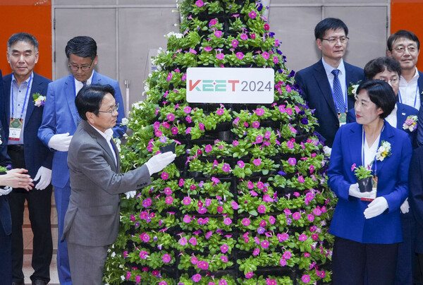 강기정 광주광역시장이 지난달 28일 오후 서구 김대중컨벤션센터에서 열린 ‘2024 대한민국 기후환경에너지대전(KEET 2024)’ 개막식에 참석해 친환경 초화꽂기를 하고 있다/ 사진=광주광역시 제공