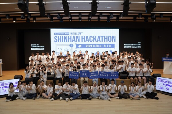 지난 1일 경기도 용인시 신한은행 연수원 ‘블루캠퍼스’에서 개최된 ‘2024 신한 해커톤 with SSAFY’에서 은행관계자들과 대회 참석자들이 기념촬영을 하고 있다. 사진=신한은행