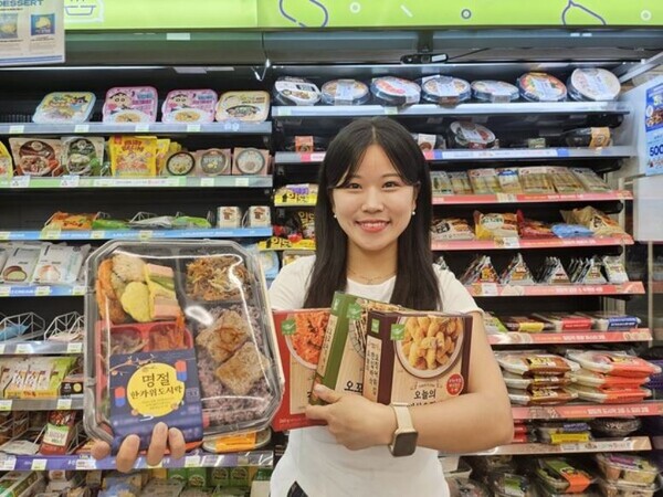 CU가 추석을 맞아 혼자서도 풍성한 명절 분위기를 즐길 수 있도록 ‘한가위 명절 도시락’을 출시하고, 명절 연휴 간 도시락 반값 행사도 펼친다고 2일 밝혔다. 사진=BGF리테일