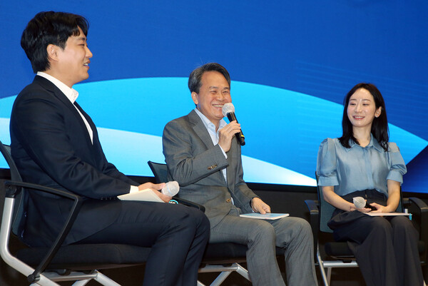 진옥동 신한금융그룹 회장(가운데)이 23주년 기념 토크콘서트에서 임직원들의 질문에 답하고 있다. 사진=신한금융그룹