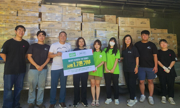 풀무원식품은 펫푸드 브랜드 ‘풀무원아미오’가 KCMC 문화원과 함께 ‘올바른 반려문화 기부 캠페인’을 전개하고, 캠페인 활동에 따라 적립된 사료를 동물보호단체에 기부했다고 3일 밝혔다. 사진= 풀무원