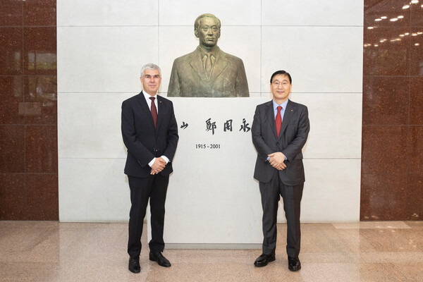 지난 2일 윤영준 현대건설 사장(오른쪽)이 현대건설 계동 본사를 방문한 블라디미르 말리노프 불가리아 에너지부 장관(왼쪽)과 기념사진을 촬영하고 있다. / 사진=현대건설