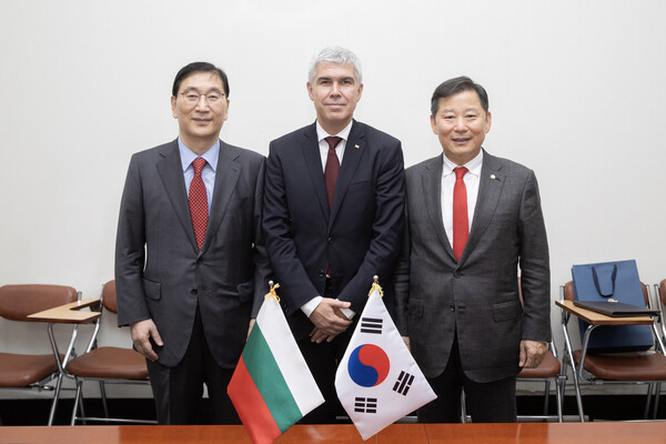 2일(월), 윤영준 현대건설 사장(왼쪽)과 블라디미르 말리노프 불가리아 에너지부 장관(가운데), 이철규 산자위원장(오른쪽)이 국회 산업통상자원중소벤처기업위원회에서 기념사진을 촬영하고 있다. / 사진=현대건설