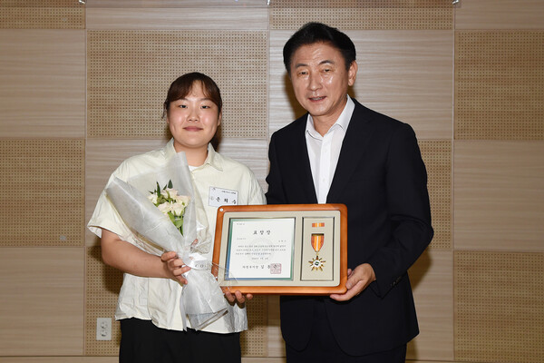 사진 설명: 김동근 시장이 9월 2일 ‘2024년 올해의 청년상 시상식’에서 수상자 청년과 함께 기념사진을 찍고 있다. / 사진=의정부시