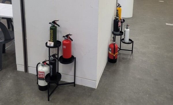 브루어리 인 용산에 비치된 세이프라이프 소화기들/사진제공=세이프라이프