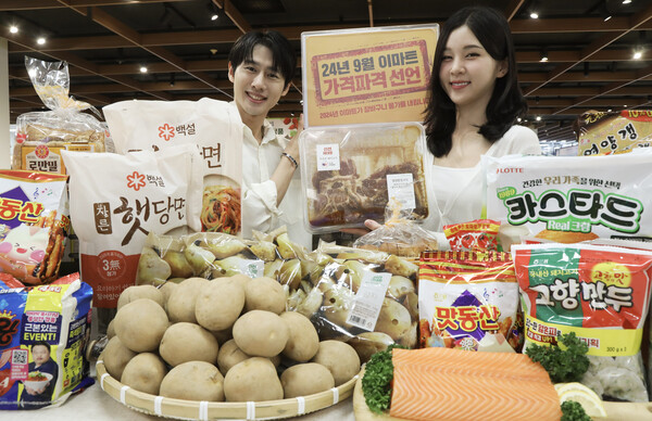 9월 3일 화요일 오전 이마트 용산점에서 모델들이 '9월 가격파격 선언' 상품들을 소개하고 있다. 사진= 이마트