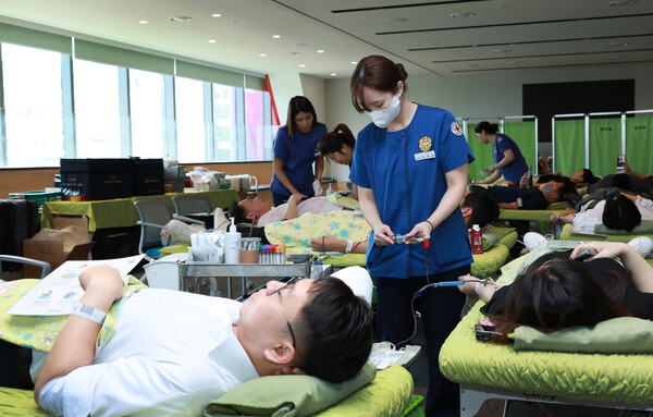 NH투자증권 임직원이 헌현을 하고 있다. 사진=NH투자증권