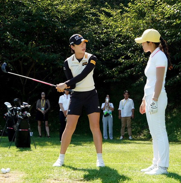 방신실 선수가 꿈나무 선수에게 레슨을 하고 있다. 사진=KB금융그룹