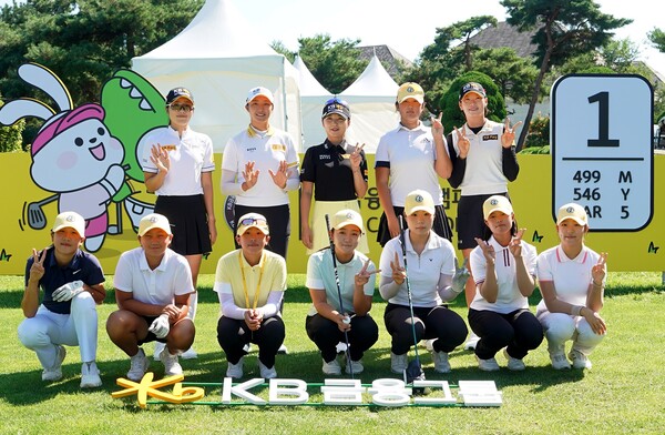 이예원(뒷줄 왼쪽에서 세번째), 안송이(뒷줄 왼쪽에서 첫번째), 방신실(뒷줄 왼쪽에서 다섯번째), 박예지(뒷줄 왼쪽에서 두번째) 선수가 꿈나무 선수들과 함께 기념 촬영을 하고 있다. 사진=KB금융그룹